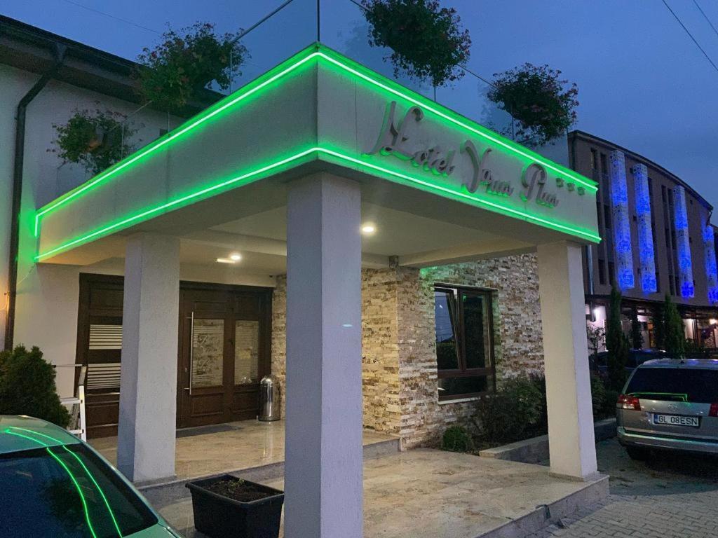 Hotel Yarus Plus Ploiesti Exterior photo